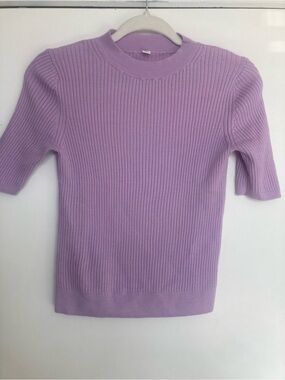 Uniqlo purple lavender  Ribbed Knit Short Sleeve top Sweater size M 100 % wool